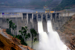 Lòng hồ Thủy điện Hủa Na