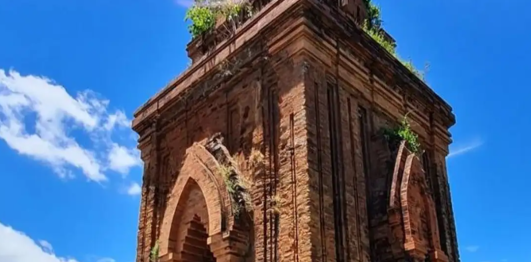 Tháp Bánh Ít 