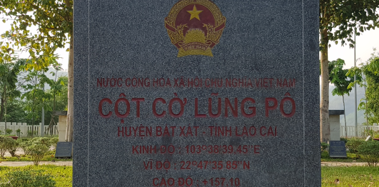 Cột cờ Lũng Pô