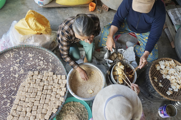 Làng bánh khô mè Quang Châu