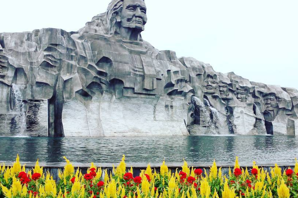 Quần thể Tượng đài Mẹ Việt Nam anh hùng