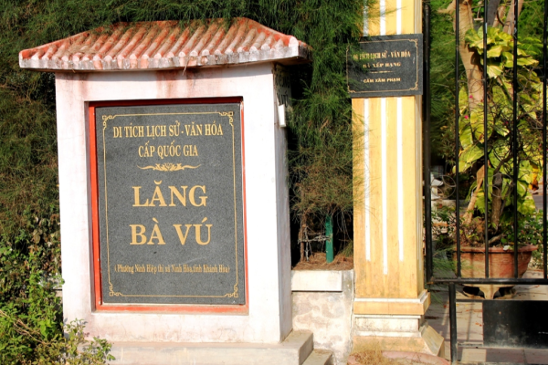 Lăng Bà Vú