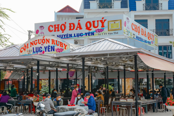 Chợ đá quý Lục Yên