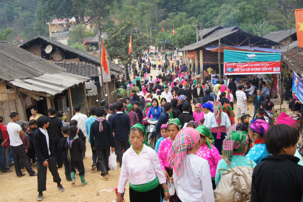 Chợ tình Khâu Vai