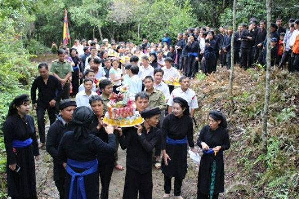 Lễ hội Hoàng Vần Thùng