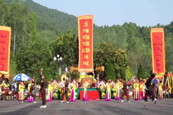 Lễ hội Đền Vua Mai