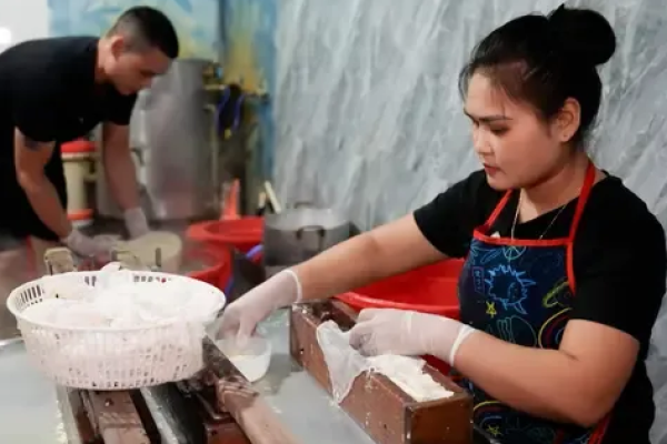 Làng nghề chế biến lương thực thực phẩm thôn Trúng Đích