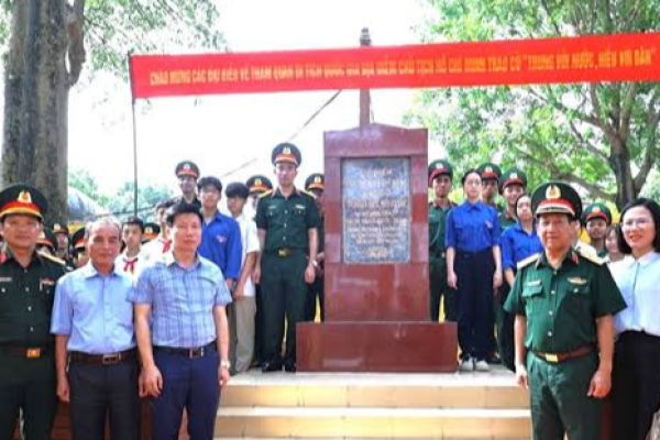 Địa điểm chủ tịch Hồ Chí Minh trao cở "Trung với nước hiếu với dân" cho trường V