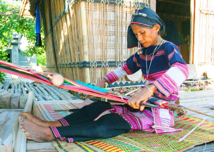 Làng dệt thổ cẩm Hà Ri