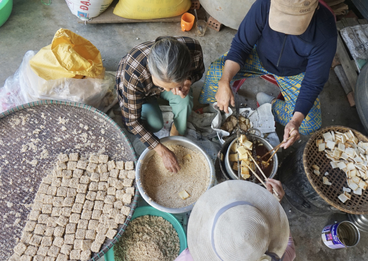 Làng bánh khô mè Quang Châu