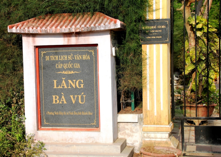 Lăng Bà Vú