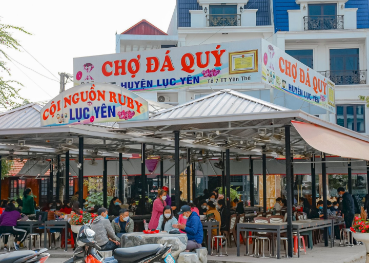 Chợ đá quý Lục Yên