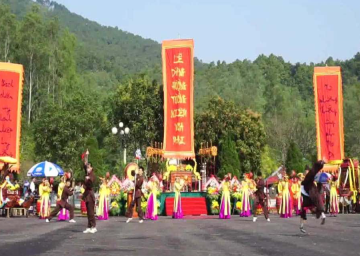 Lễ hội Đền Vua Mai