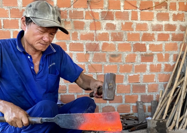 Làng rèn Tây Phương Dành 