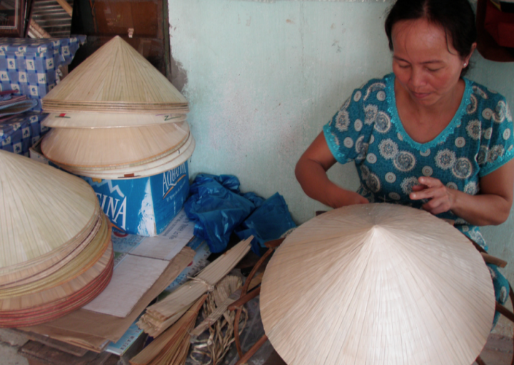 Làng nghề nón mũ lá thôn Chi Lễ