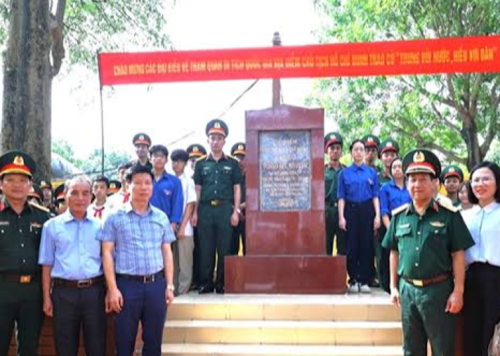 Địa điểm chủ tịch Hồ Chí Minh trao cở "Trung với nước hiếu với dân" cho trường V