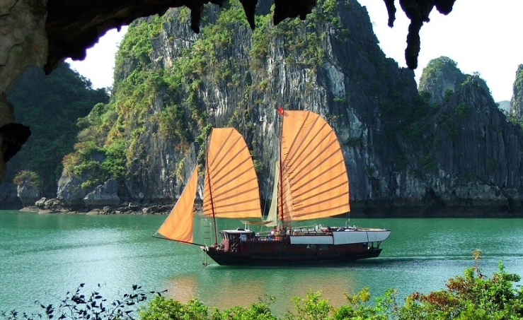 Hang Trống và hang Trinh Nữ 