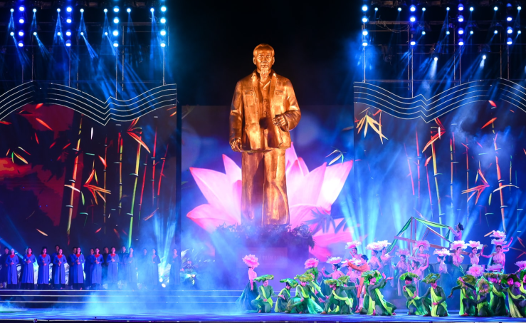 Lễ hội Làng Sen